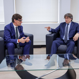 El president catalán, Salvador Illa, y el líder de Junts, Carles Puigdemont, durante la reunión que han mantenido en Bruselas.