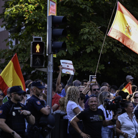 MADRID, 02/09/2025.- Varias personas se concentran este martes ante el centro de menores de Hortaleza, en Madrid. La Delegación del Gobierno ha prohibido la concentración convocada esta tarde por Vox frente al centro de menores del distrito madrileño de Hortaleza en el que residía el menor detenido este fin de semana como presunto autor de una violación a una menor. Así lo ha comunicado la Delegación del Gobierno ante la protesta convocada a las 18:30 horas de este martes frente al centro donde la noche del domingo dos encapuchados agredieron a tres menores migrantes.