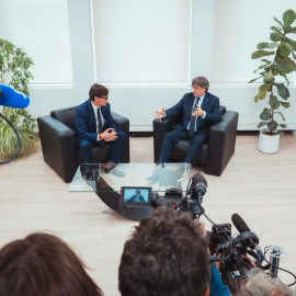 La reunió entre Illa i Puigdemont,, celebrada en un espai sobri, ha generat una gran expectació mediàtica.