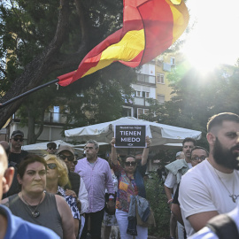 Varias personas se concentran este martes ante el centro de menores de Hortaleza, en Madrid.
