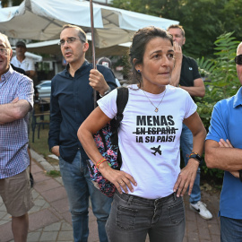 Varias personas participan en la concentración ante el centro de menores de Hortaleza, en Madrid, prohibida por la Delegación del Gobierno.