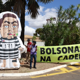 Integrantes de movimientos sociales se manifiestan contra el expresidente de Brasil Jair Bolsonaro.