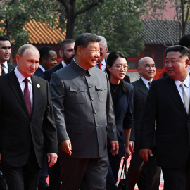 El presidente ruso, Vladimir Putin, el presidente chino, Xi Jinping, el líder norcoreano, Kim Jong Un, y los jefes de delegaciones extranjeras llegan a un desfile militar que conmemora el 80 aniversario del fin de la Segunda Guerra Mundial, en Beijing, China,