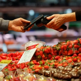 Una persona realiza una compra en un mercado de abastos.