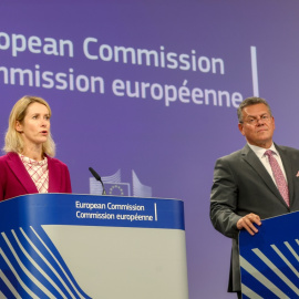 Kaja Kallas, a la izquierda, comisaria de Asuntos Exteriores, y Maros Sefcovic, el comisario de Economía y Comercio, ofrecen una rueda de prensa este miércoles en Bruselas.
