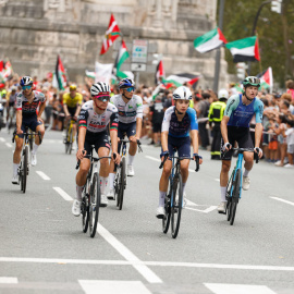 La iniciativa Gernika Palestina al paso de la Vuelta ciclista por Bilbao.