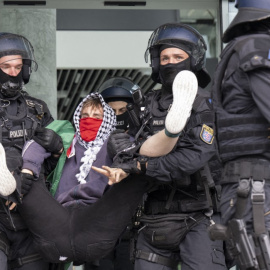 La policía alemana se lleva arrestado a un joven durante una manifestación pro Palestina en la entrada del periódico "Frankfurter Allgemeine Zeitung" (FAZ) a finales de mayo de este año.