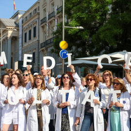 Foto de archivo de un grupo de médicos con batas blancas manifestándose en Madrid.