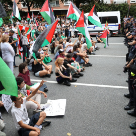 Manifestantes en la Vuelta se sientan en el suelo en Bilbao.