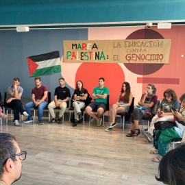 Docentes encerrados en solidaridad con Gaza en el Círculo de Bellas Artes de Madrid.
