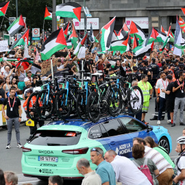 Los manifestantes contra Israel al paso de la Vuelta por Bilbao.