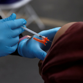 Un enfermero administra la segunda dosis de la vacuna contra la covid, en una imagen de archivo.