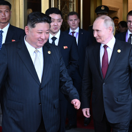 El presidente ruso, Vladímir Putin (d), y el líder norcoreano, Kim Jong Un, con motivo del 80 aniversario del fin de la Segunda Guerra Mundial, en Pekín, China.