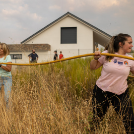 Vecinos de la localidad de Molinaseca, León ayudan en las tareas para la extinción del incendio. Imagen de archivo