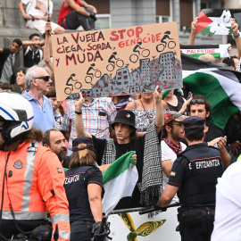Manifestantes contra Israel obligan a suspender el final de la Vuelta Ciclista en Bilbao.