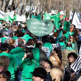 Decenas de personas durante una manifestación por la educación pública, a 23 de febrero de 2025, en Madrid (España).