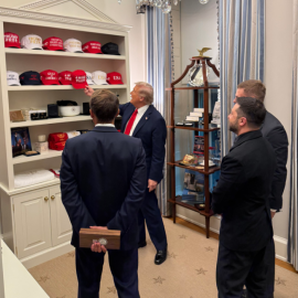 Donald Trump muestra algunas de sus gorras a Macron y Zelensky en una imagen difundida por La Casa Blanca.