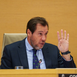 El Ministerio de Transportes considera que la aerolínea irlandesa de bajo coste Ryanair está "buscando un rifirrafe un tanto impostado" al culpar a la sociedad gestora de los aeropuertos, Aena, de su decisión de recortar vuelos y plazas para los próximos meses en España.

Nuestro periodismo es posible gracias a nuestros suscriptores. Únete a la República de Público y defiende el periodismo valiente, feminista y de izquierdas: https://bit.ly/3REUOTN

Periodismo, investigación y compromiso para construir un mundo más igualitario.
¡Suscríbete ya a nuestro canal!: https://bit.ly/2U8nM0q
Visita: https://www.publico.es
Síguenos en Facebook: https://www.facebook.com/diario.publico/
Síguenos en Twitter: https://twitter.com/publico_es
Síguenos en Instagram: https://www.instagram.com/publico.es
Síguenos en TikTok: https://www.tiktok.com/@publico_es
Síguenos en Bluesky: https://bsky.app/profile/publico.es