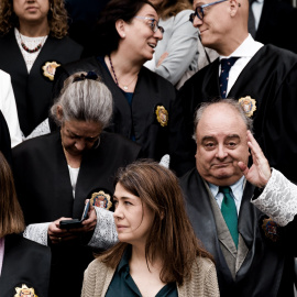 (Foto de ARCHIVO)El juez Adolfo Carretero (d) y otros jueces y fiscales, durante un paro de diez minutos de asociaciones de jueces y fiscales, frente a los Juzgados de Plaza de Castilla, a 11 de junio de 2025, en Madrid (España). Jueces y fiscales de todas las asociaciones, menos las progresistas, han convocado un paro simbólico de diez minutos para expresar su rechazo a dos de los proyectos de ley anunciados recientemente por el Gobierno: el que pretende modificar el acceso a ambas carreras y el que busca reformar la Fiscalía de cara a dejar las investigaciones penales en manos de los fiscales.Carlos Luján / Europa Press11/6/2025