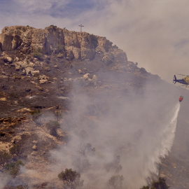 Medios aéreos combaten un incendio declarado en la zona de Monte Coronado en Málaga.