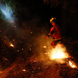 (Foto de ARCHIVO)Un bombero trabaja para la extinción del incendio, el 25 de agosto de 2025, en A Pobra de Brollón, Lugo, Galicia (España).