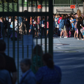 (Foto de ARCHIVO)Niños en el patio el primer día de colegio, a 9 de septiembre de 2024, en Madrid (España). La Comunidad de Madrid comienza esta semana el curso escolar 2024-2025 con 64.435 docentes al sumar 1.394 profesores nuevos a las aulas y 1.267.286 alumnos, un 0,4 por ciento más. Del total de los alumnos madrileños que comienzan este curso, el 81,7 por ciento acudirá a centros educativos sostenidos con fondos públicos. ‘Por la vuelta al cole’ los autobuses de la EMT serán gratuitos hoy y mañana.Fernando Sánchez / Europa Press09 SEPTIEMBRE 2024;COLEGIOS;EDUCACIÓN;ESCOLAR09/9/2024