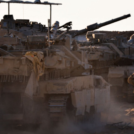 Un soldado israelí dirige un tanque cerca de la frontera con Gaza el 4 de septiembre de 2025.