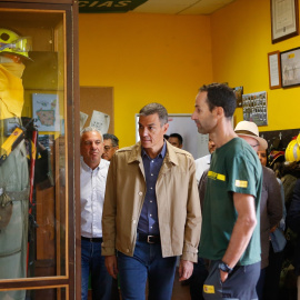 El presidente del Gobierno, Pedro Sánchez (c), visita la base de la Brigada de Refuerzo en Incendios Forestales (BRIF) de Tabuyo del Monte (León), a 5 de septiembre de 2025