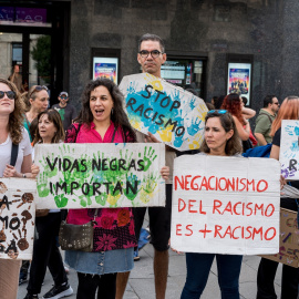 +Varias personas en una manifestación contra el racismo.
