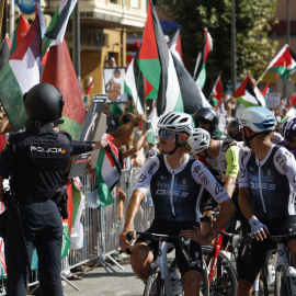 Varios ciclistas ante la protesta en apoyo al pueblo palestino antes del comienzo de la etapa 13 de la Vuelta Ciclista a España 2025.