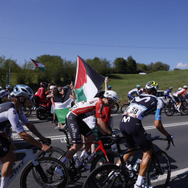 CABEZÓN DE LA SAL (CANTABRIA), 05/09/2025.- Varias personas protestan en apoyo al pueblo palestino entre los ciclistas durante la etapa 13 de la Vuelta Ciclista a España 2025 disputada entre el Cabezón de la Sal, y L'Angliru, de 202,7km de recorrido, este viernes. EFE/Javier Lizón