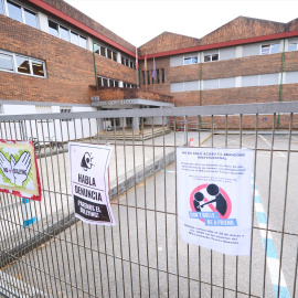 (Foto de ARCHIVO) Carteles contra el acoso en la valla del IES Torres Quevedo después de que un joven con parálisis cerebral sufriera bullying por parte de cuatro alumnos, en el IES Torres Quevedo, a 28 de marzo de 2025, en Santander, Cantabria (España).