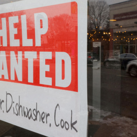 Un letrero de “Help Wanted” en la ventana de un restaurante en la localidad de Medford (Massachusetts, EEUU).