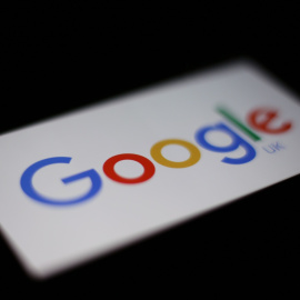 El logo de Google en un teléfono móvil.