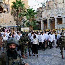 Las tropas israelíes montan guardia durante una visita semanal de colonos a Hebrón, en la Cisjordania ocupada por Israel (30.08.2025)