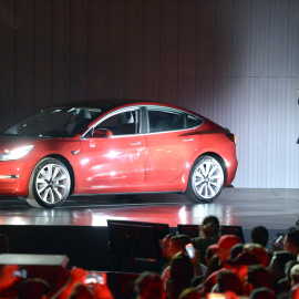 Elon Musk en la presentación de los primeros vehículos del Tesla Model 3.
