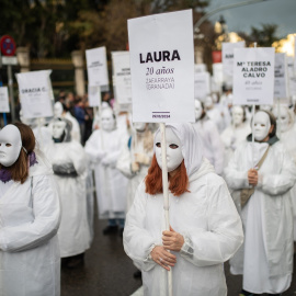 Mujeres en la manifestación del 8M sostienen pancartas con las asesinadas en casos de violencia machista.