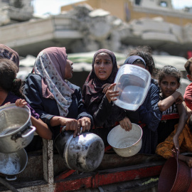 Los palestinos esperan para recibir comida de un comedor benéfico, en medio de una crisis alimentaria, en la ciudad de Gaza.