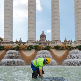 Un operari treballant a la Font Màgica de Montjuïc.