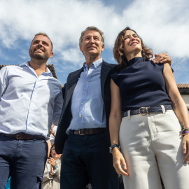 El presidente del Partido Popular, Alberto Núñez Feijóo, interviene junto a la presidenta del PP regional y de la Comunidad de Madrid, Isabel Díaz Ayuso, y el alcalde de Arganda del Rey, Alberto Escribano