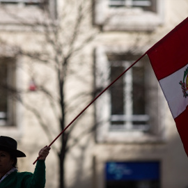 Una mujer sostiene una bandera de Perú en una imagen de archivo.LUIS SOTO / ZUMA PRESS / CONTACTOPHOTO26/1/2023 ONLY FOR USE IN SPAIN