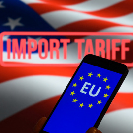 Ilustración con la bandera de la Unión Europea aparece en la pantalla de un móvil junto con la bandera de Estados Unidos.