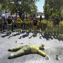 Cerca de un millar de personas se han concentrado en la plaza de la Regla de León para apoyar la marcha convocada por la Asociación de Trabajadores de Incendios Forestales de Castilla y León (ATIFCYL)