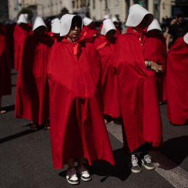 Decenas de personas durante la marcha contra la explotación reproductiva de las mujeres y la compraventa de bebés, en la Plaza de Callao, a 6 de septiembre de 2025, en Madrid (España).