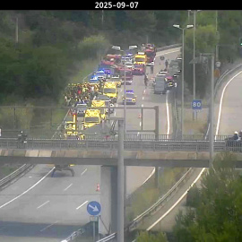 Un autocar ha volcado y se ha salido de la carretera cuando circulaba por la autopista C-32 a la altura de Santa Susanna (Barcelona)