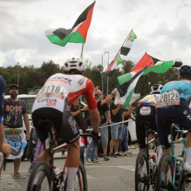 Activistas propalestinos durante la 15ª etapa de la Vuelta en Vegadeo (Asturias).