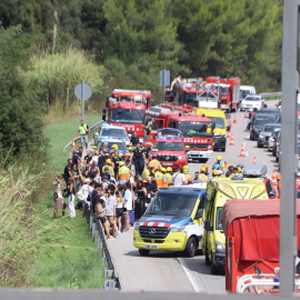 Efectius d'emergències treballant al punt de la C-32 on hi ha hagut un accident d'autocar.