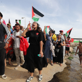Manifestantes en el puerto de Sidi Bou Said (Túnez) muestran su apoyo a la Global Sumud Flotilla.