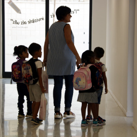 Una professora amb alumnes a la nova escola El Roser del Poal