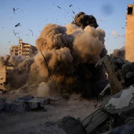 Un edificio colapsa tras un ataque israelí en Ciudad de Gaza.